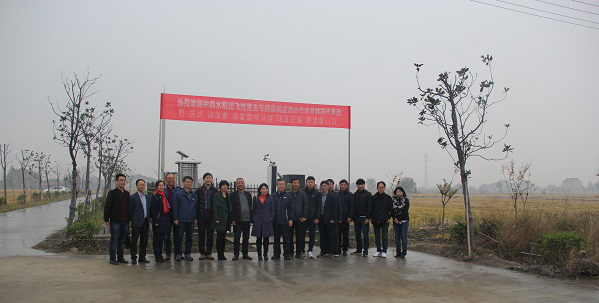 jbo竞博副总经理朱旭华(左二)为调查团一行具体介绍了水稻病虫害绿色防控设备 jbo竞博副总经理朱旭华(左二)为调查团一行具体介绍了水稻病虫害绿色防控设备